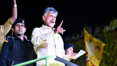 చంద్రబాబు విజయవాడ పర్యటనలో భద్రతా వైఫల్యం .. రోడ్డుకి అడ్డుగా లారీ, ట్రాఫిక్‌లో చిక్కున్న కాన్వాయ్