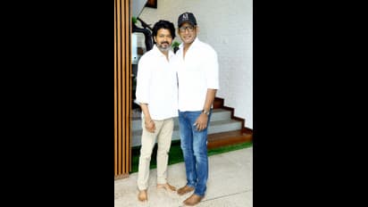 தளபதியை சந்தித்த புரட்சிதளபதி! விஜய்யின் புது ஆபிஸுக்கு திடீர் விசிட் அடித்த மார்க் ஆண்டனி டீம்- பின்னணி என்ன?