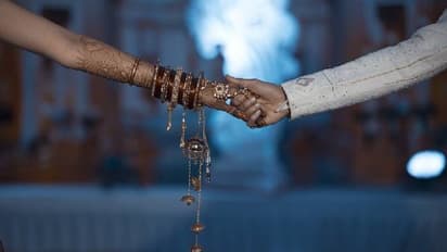 കാമുകൻറെ അച്ഛനുമായി പ്രണയത്തിലായി 20 -കാരി, ഒടുവിൽ ഒളിച്ചോട്ടം; ഒരു വർഷത്തിനുശേഷം ഇരുവരെയും കണ്ടെത്തി പൊലീസ്