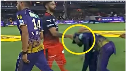 കോലിയോടുള്ള ബഹുമാനം; ഹസ്തദാനത്തിന് പകരം കാലില് തൊട്ട് യുവതാരം, കെട്ടിപ്പിടിച്ച് സ്നേഹിച്ച് കിംഗ്