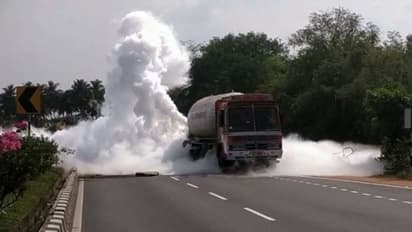ടാങ്കർ ലോറിയിൽ വാഹനമിടിച്ച് അപകടം, പാലക്കാട് വാളയാറിന് സമീപം വാതക ചോർച്ച