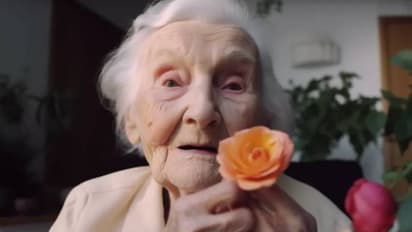 அழகான பூக்களை வளர்க்க 85 வயது மூதாட்டி கண்டுபிடித்த சிம்பிள் ட்ரிக்.. அப்படி என்ன செய்தார்..?