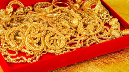 ಕಾಲಿಗೆ ಚಿನ್ನ ಧರಿಸಿದರೆ ಎದುರಾಗುತ್ತೆ ಕಂಟಕ; ಬಡತನ ನಿಮ್ಮ ಬಾಗಿಲು ತಟ್ಟಲಿದೆ ಹುಷಾರ್..!