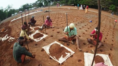 വന്ദേ ഭാരതും കെ റെയിലുമായി തിരുവമ്പാടി, റെഡ്സ്നേക്കും സ്മോക് സ്ക്രീനുമായി പാറമേക്കാവ്; ആവേശത്തില് പൂരനഗരി