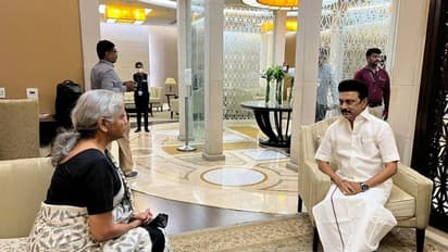 டெல்லி ஏர்போர்ட்டில் எதிர்பாராத விதமாக சந்தித்துக்கொண்ட முதல்வர் ஸ்டாலின், நிதியமைச்சர் நிர்மலா சீதாராமன்!