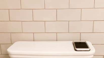 മൊബൈൽ ഫോണുകൾ പൊതുശൗചാലയങ്ങളെക്കാൾ വൃത്തിഹീനം; സൂക്ഷിച്ചില്ലെങ്കിൽ പണി കിട്ടുമെന്ന്  ആരോഗ്യവിദഗ്ധ