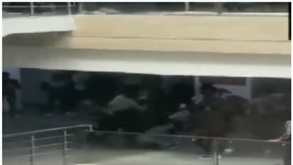 ലിഫ്റ്റില്‍ കയറുന്നതിനെ ചൊല്ലി തര്‍ക്കം; യുപിയില്‍ കേളേജ് വിദ്യാര്‍ത്ഥികള്‍ ഏറ്റുമുട്ടുന്ന വീഡിയോ വൈറല്‍ 