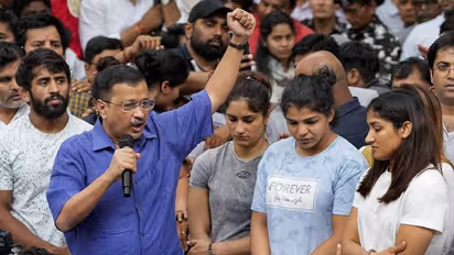 'രാജ്യത്തെ സ്നേഹിക്കുന്നവർ ഇവർക്കൊപ്പം', ഗുസ്തി താരങ്ങൾക്ക് ഐക്യദാർഢ്യം അറിയിച്ച് കെജരിവാൾ സമരപ്പന്തലിൽ