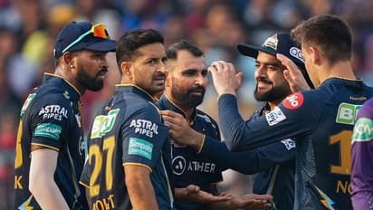 ഷമിക്ക് 4 വിക്കറ്റ്, പവര്പ്ലേയില് ഡല്ഹി 28-5; പടുകുഴിയിലേക്ക് വീണ് വാര്ണറും കൂട്ടരും