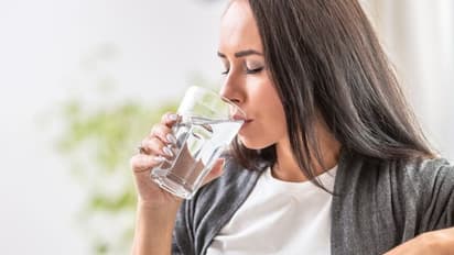 Health Tips : ഓരോരുത്തരും ദിവസവും വെള്ളം കുടിക്കേണ്ടത് അവരവരുടെ പ്രായം കൂടി കണക്കിലെടുത്ത്...