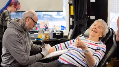 കൗമാരപ്രായം മുതലുള്ള ആഗ്രഹം, ഒടുവിൽ 77 -ാം വയസിൽ കെയർഹോമിൽ കഴിയവെ ടാറ്റൂ