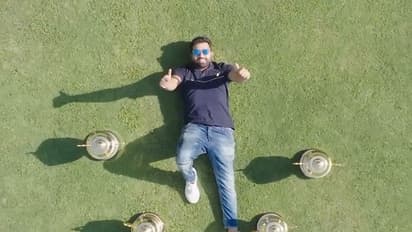 மும்பை இந்தியன்ஸ் 10 வருடம் கேப்டன்: தான் பெற்றுக் கொடுத்த 5 டிராபியுடன் போட்டோஷூட் எடுத்த ரோகித் சர்மா!