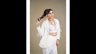 என்ன சிம்ரன் இதெல்லாம்... குட்டி தொப்பையை காட்டு ரசிகர்களை கூல் செய்த ஷிவானி! லேட்டஸ்ட் போட்டோஸ்!