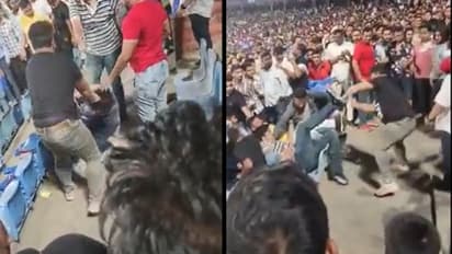 ഡല്ഹി-ഹൈദരാബാദ് പോരാട്ടത്തിനിടെ ഗ്യാലറിയില് ആരാധകരുടെ കൂട്ടത്തല്ല്-വീഡിയോ