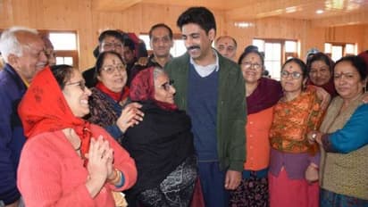 30 ஆண்டுகளாக நடத்தப்படாத விழா..காஷ்மீர் இந்து கோவிலில் வழிபட்ட முஸ்லீம் போலீஸ் அதிகாரி - நெகிழ்ச்சி சம்பவம்