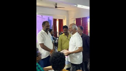 ஆந்திர அரசியலில் புயலை கிளப்பிவிட்டு... சைலண்டாக வந்து தயாரிப்பாளர் சங்க தேர்தலில் வாக்களித்த ரஜினி