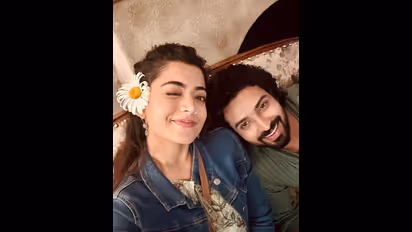 ರಶ್ಮಿಕಾ ಭುಜದ ಮೇಲೆ ತಲೆ ಇಟ್ಟಿರುವ ವ್ಯಕ್ತಿ ಯಾರು? 'ನಾನು ಕೆಲವು ದಿನ ಸಿಗಲ್ಲ' ಎಂದಿದ್ದೇಕೆ ಕಿರಿಕ್ ಸುಂದರಿ? 