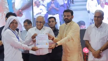 ಸಿಎಂ ಕಾರ್ಯಕ್ರಮದಲ್ಲಿ ಗೊರಕೆ ಹೊಡಿತಿದ್ದ ಮುನ್ಸಿಪಾಲಿಟಿ ಚೀಫ್‌ ಆಫೀಸರ್‌ ಸಸ್ಪೆಂಡ್‌!