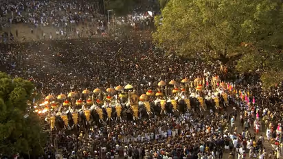 മുഖാമുഖം നിരന്ന് 30 ഗജവീരന്മാർ, തെക്കേനടയിൽ വർണ്ണക്കാഴ്ചയൊരുക്കി കുടമാറ്റം; തേക്കിൻകാട് നിറഞ്ഞ് ജനസാഗരം