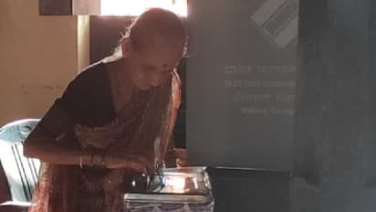 ಉಡುಪಿ: ಮನೆಯಲ್ಲಿಯೇ ಮತದಾನ ಹಕ್ಕು ಚಲಾಯಿಸಿದ ಹಿರಿಯರು, ವಿಕಲಚೇತನರು