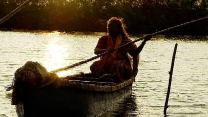 പത്താം വയസിൽ‌ തുടങ്ങിയ പണിയാണിത്; പുഴയുടെ ആഴങ്ങളില്‍ മുങ്ങി, മുരുവിറച്ചി ശേഖരിച്ച് ജീവിക്കുന്ന 60 -കാരി