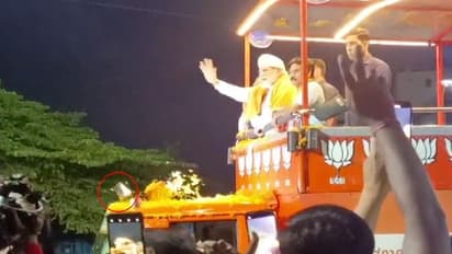 பிரதமர் மோடியின் வாகனம் மீது செல்போன் வீசிய பெண் பாஜக தொண்டர்!