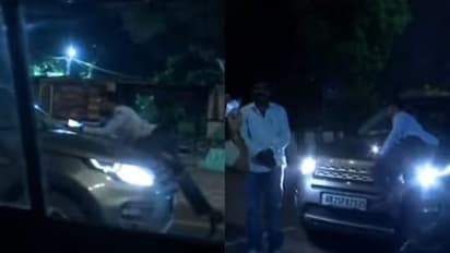 வழிமறித்த நபர் மீது காரை மோதி 3 கி.மீ. இழுத்துச் சென்ற போதை ஆசாமி