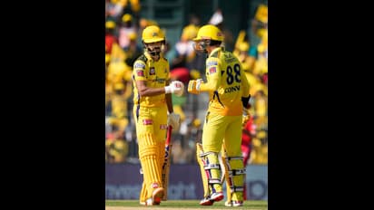 നേട്ടങ്ങളുടെ മഴ പെയ്യിച്ച് റിതുരാജ്- കോണ്‍വെ സഖ്യം; ബ്രണ്ടന്‍ മക്കല്ലവും ഡ്വെയ്ന്‍ സ്മിത്തുമെല്ലാം പിന്നില്‍