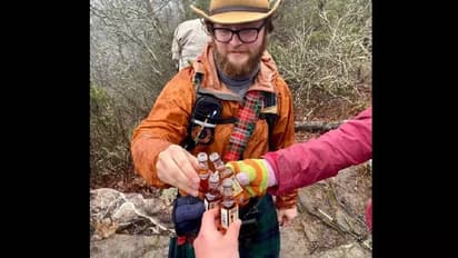 കുപ്പി മാത്രം, ചിത്രത്തിലെ നാലാമനെവിടെ, കണ്ടെത്താനാവുമോ? വൈറലായി ചിത്രം