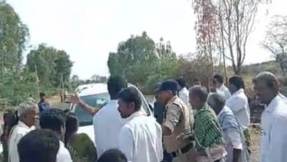 వైసీపీ ఎమ్మెల్యే శంకరనారాయణకు చేదు అనుభవం.. వాహనంపై చెప్పులతో దాడి.. !!