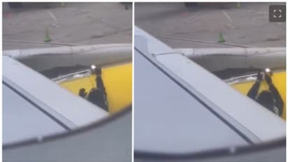 വിമാനം പറക്കുന്നതിന് മുമ്പ് ടേപ്പ് ഒട്ടിക്കുന്ന ജീവനക്കാരന്; ഭയന്ന് യാത്രക്കാര്, ആശ്വസിപ്പിച്ച് നെറ്റിസണ്സ്