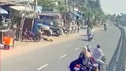 சிக்னலே காட்டாமல் வலது பக்கமாக திரும்பி பிரேக் போட்ட நபர்.. கண்ணிமைக்கும் நேரத்தில் நடந்த பயங்கர விபத்து.!