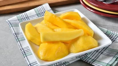 സെക്കൻഡുകള്‍ കൊണ്ട് മാമ്പഴത്തിന്‍റെ തൊലി കളയാം; എങ്ങനെയെന്നല്ലേ? വീഡിയോ...