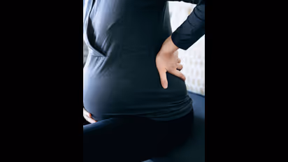 నిండుగర్భిణిని చుట్టుముట్టిన వరదనీరు... ఎలా భయపడిందంటే...