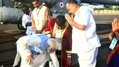 ಕಲಬುರಗಿ ಹೆಲಿಪ್ಯಾಡ್‌ನಲ್ಲಿ ಸರಳತೆ ಮೆರೆದು, ಮೋಡಿ ಮಾಡಿದ ಪ್ರಧಾನಿ