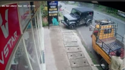 നിയന്ത്രണം വിട്ടെത്തിയ ജീപ്പ് കാറിലും സ്കൂട്ടറിലും ഇടിച്ചു, കടക്കുള്ളിലേക്കും ഇടിച്ചു കയറി, 4 പേർക്ക് പരിക്ക്