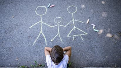 ഭക്ഷണം വാങ്ങി വരാമെന്ന് പറഞ്ഞ് നാല് മക്കളെ സര്‍ക്കാര്‍ ആശുപത്രിക്ക് മുന്നിലുപേക്ഷിച്ച് അമ്മ കാമുകനൊപ്പം മുങ്ങി