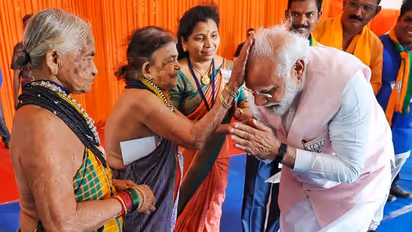 Karnataka Election 2023: Prime Minister Modi's touching gesture, bows before Padma awardees