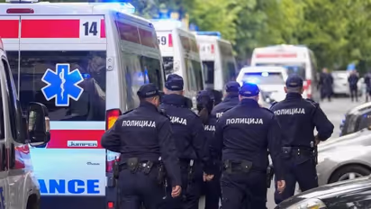 செர்பியாவில் பள்ளி மாணவன் நடத்திய துப்பாக்கிச்சூடு.. 9 பேர் பலியான சோகம்..