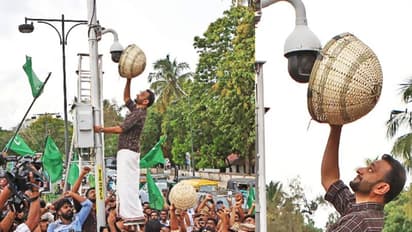'മൂടി വെക്കാനാകില്ല ഈ അഴിമതി'; ട്രാഫിക് ക്യാമറ കൊട്ടകൊണ്ട് മറച്ച് പികെ ഫിറോസിന്‍റെ പ്രതിഷേധം 