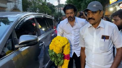 நெற்றியில் குங்கும பொட்டு... தலையில் ஹேர் பேண்டு! நியூ லுக்கில் மனோபாலாவுக்கு அஞ்சலி செலுத்திய தளபதி விஜய்!