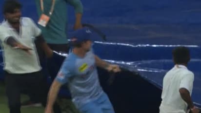 ആരാധകരുടെ ഹൃദയം തൊട്ട് ഇതിഹാസ താരം; മഴ പെയ്തപ്പോൾ പിച്ച് മൂടാൻ സഹായവുമായി ഓടിയെത്തി, വീഡിയോ