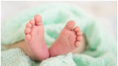 വീട്ടില്‍ ആരുമില്ലാത്ത സമയത്ത് പ്രസവ വേദന, യുവതി സ്വയം പ്രസവമെടുത്തു, കുഞ്ഞ് മരിച്ചു, സംഭവം ചാലക്കുടിയിൽ