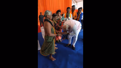ಪದ್ಮಶ್ರೀಪುರಸ್ಕೃತ ಸುಕ್ರಿಬೊಮ್ಮಗೌಡ, ತುಳಸೀಗೌಡರ ಕಾಲಿಗೆ ಬಿದ್ದ ಪ್ರಧಾನಿ ಮೋದಿ