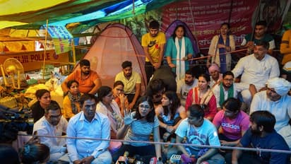 ഗുസ്തി താരങ്ങളുടെ രാപ്പകല് സമരം തുടരുന്നു, ദില്ലി പൊലീസിനെതിരെ വിമര്ശനം രൂക്ഷം, പിന്തുണയുമായി കൂടുതല് പേര്