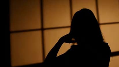 கண்ட இடத்தில் கை வைத்து டீச்சர் செய்த டார்ச்சர்.. மாணவன் என்ன செய்தான் தெரியுமா?