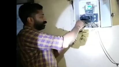 വിജിലന്സ് മിന്നല് പരിശോധന; കുമളി ചെക്ക് പോസ്റ്റിലെ വൈദ്യുതി മീറ്ററില് ഒളിപ്പിച്ച് വച്ച നിലയില് പണം