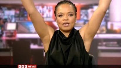 വാര്ത്ത വായിക്കുന്നതിനിടെ അവതാരകയ്ക്ക് പറ്റിയ അബദ്ധം; വീഡിയോ...