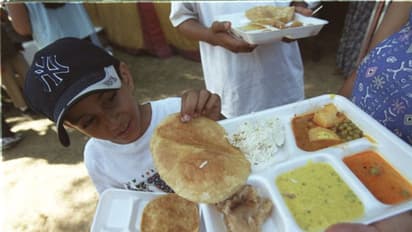 വിവാഹ സത്ക്കാരത്തിനിടെ പൂരി നൽകിയില്ല; അതിഥികൾ തമ്മിൽ കൂട്ടത്തല്ലും കല്ലേറും