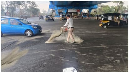 തെന്നികിടന്ന റോഡിൽ അപകടങ്ങൾ ഒഴിവാക്കാൻ പൊലീസുകാരന്റെ പൊടിക്കൈ; കയ്യടിച്ച് സോഷ്യൽ മീഡിയ